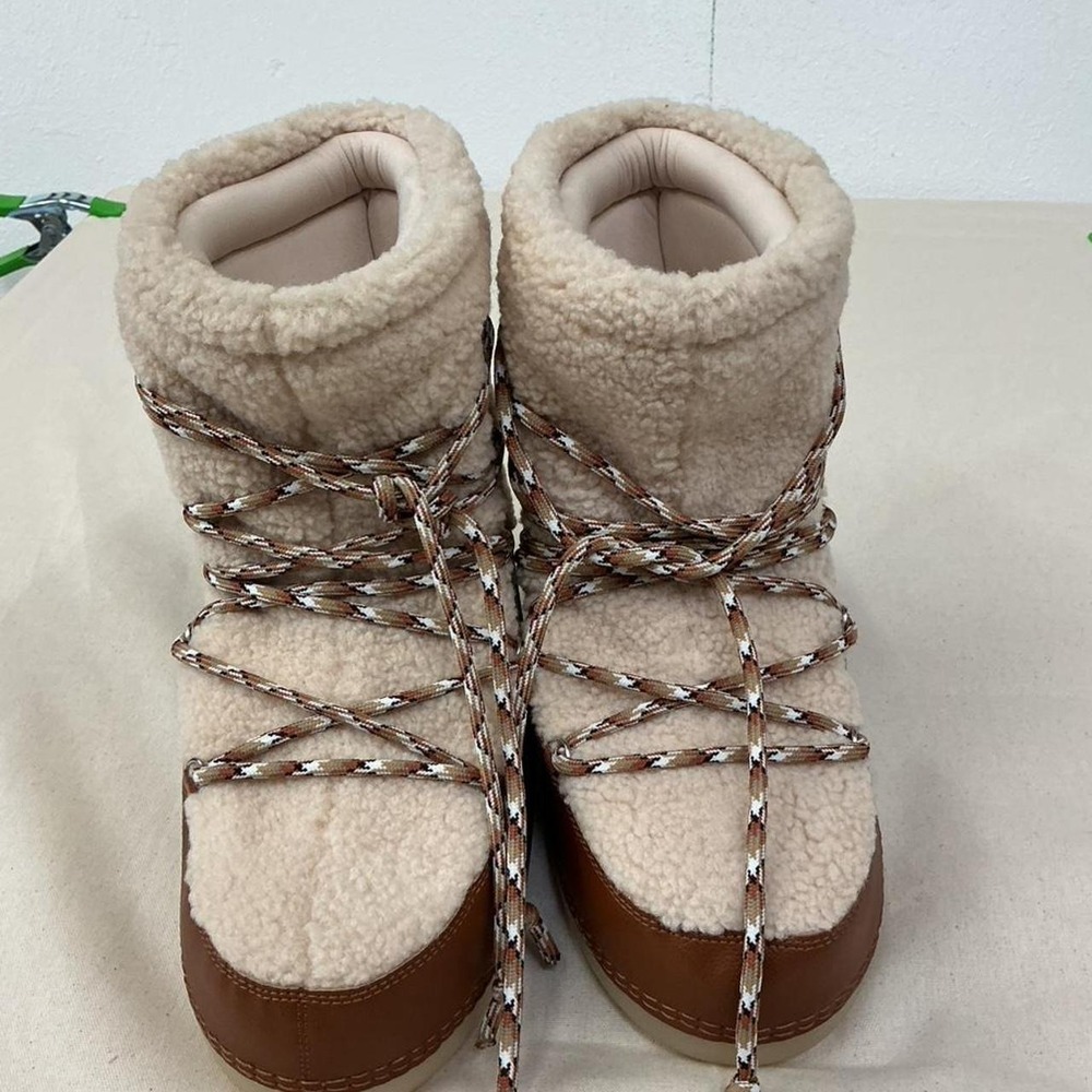 Cozy‎ cream sherpa winter boots from Universal Thread